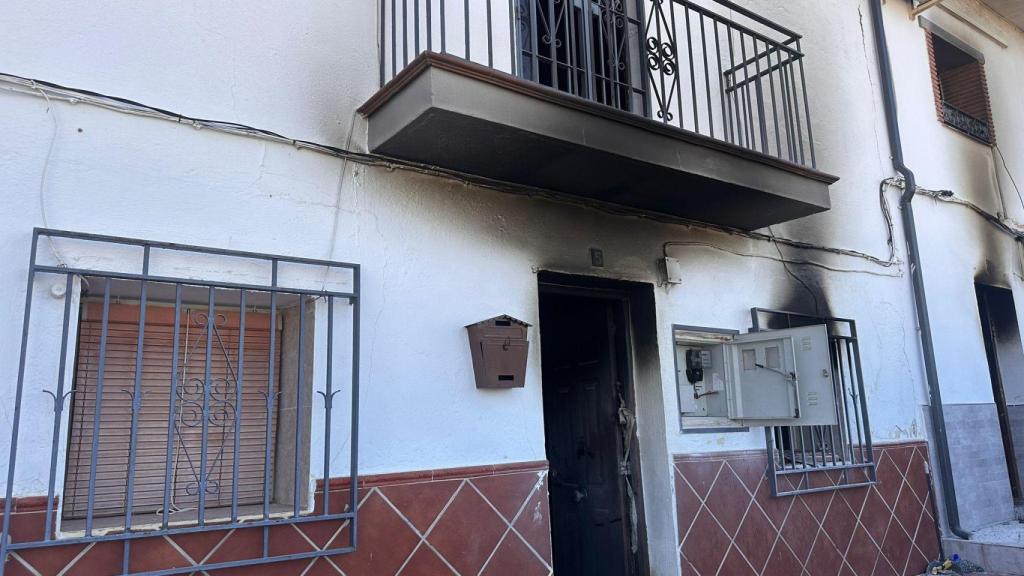 Una vivienda que ha sido quemada de forma intencionada.