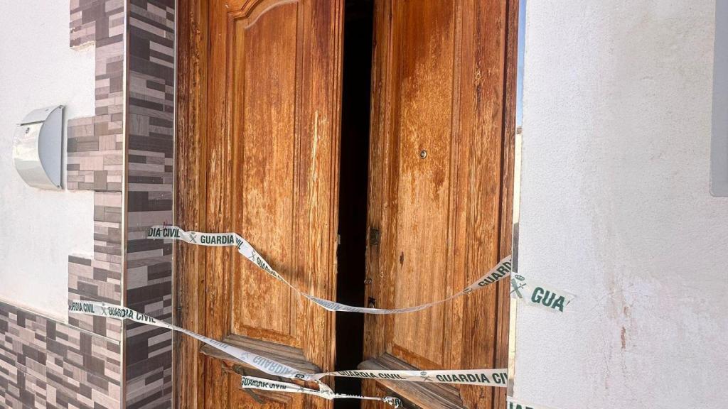 La puerta de una casa precintada por la Guardia Civil en Pinos Puente.