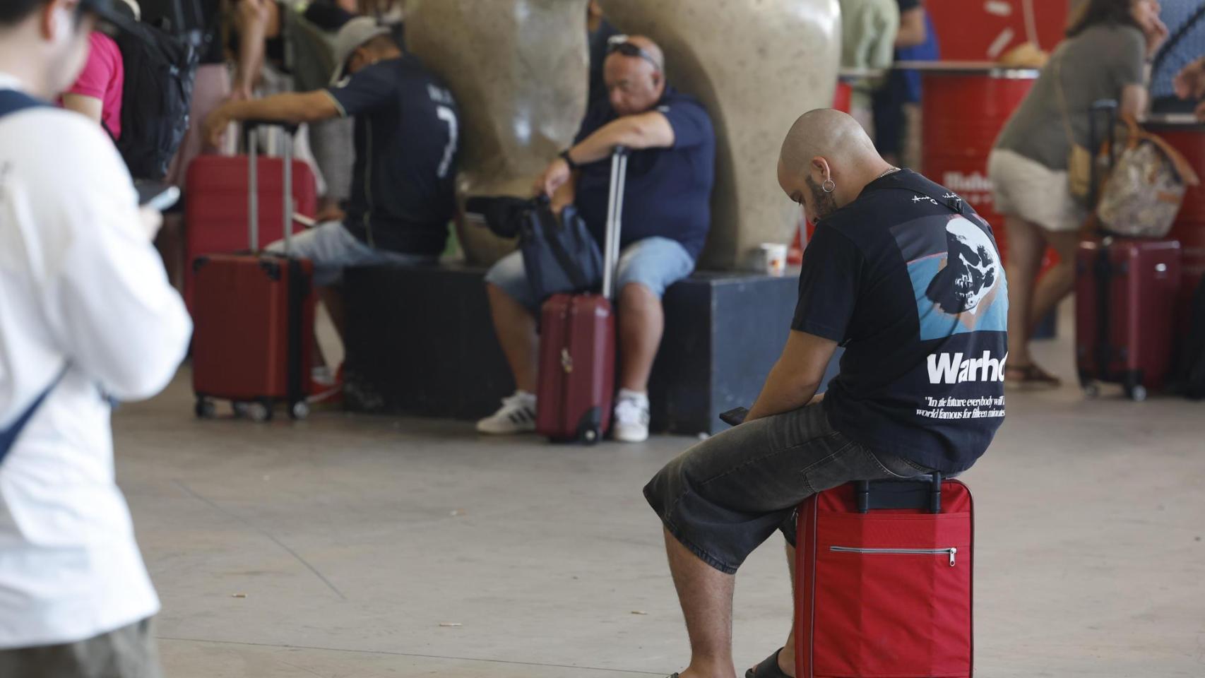 Pasajeros, este jueves, en la estación de Chamartín (Madrid), a la espera de que se restablezca el servicio.