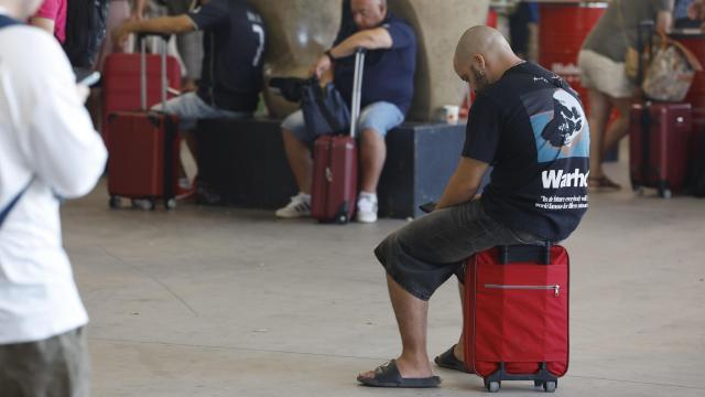 Pasajeros en la estación de Chamartín (Madrid) a la espera de que se restablezca el servicio.
