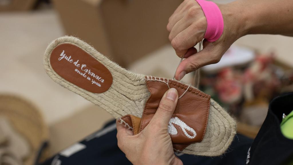 Una mujer artesana confecciona a mano unas alpargatas en Caravaca de la Cruz, Murcia.