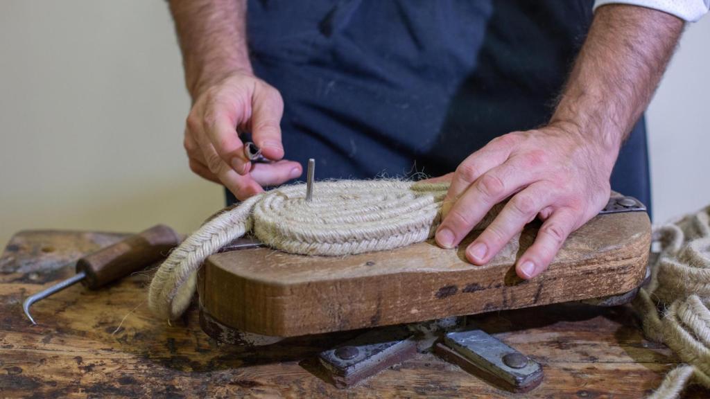 Cada par de alpargatas pasa por una media de 80 manos expertas.