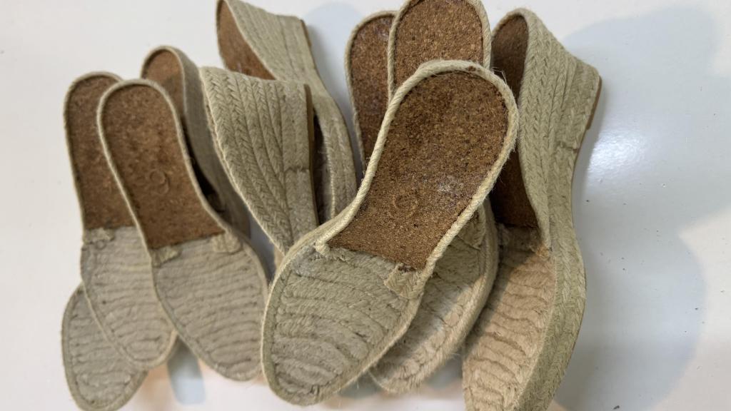 El moldeado final fija la horma y añade caucho natural a la suela.