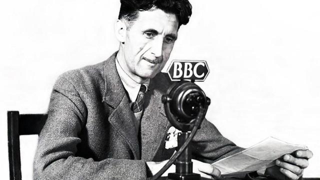 George Orwell durante un programa de radio de la BBC en 1941. Foto: Flickr