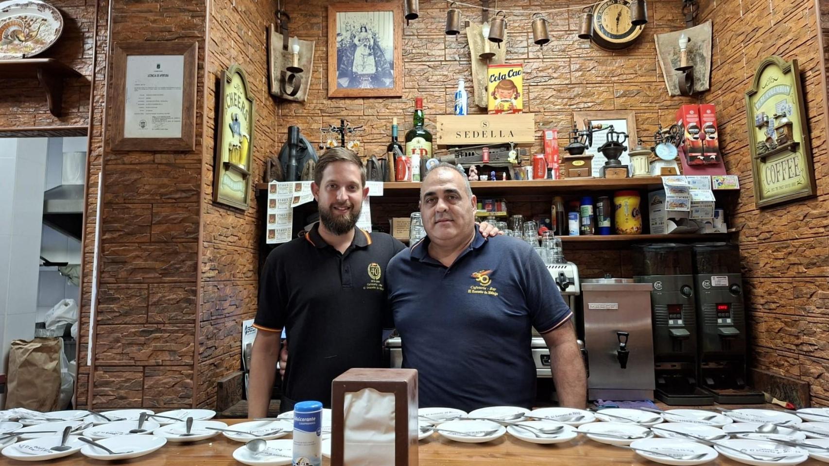 Francisco Pérez (a la derecha), dueño del bar 'El Ensueño de Málaga'.