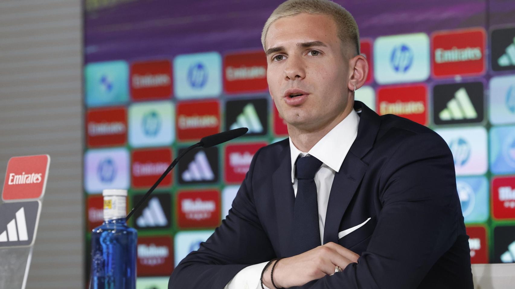 Franco Mastantuono atiende a los medios durante su presentación como jugador del Real Madrid.