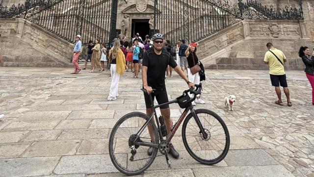 Imagen de Rafael Correa a puertas de la Catedral de Santiago.
