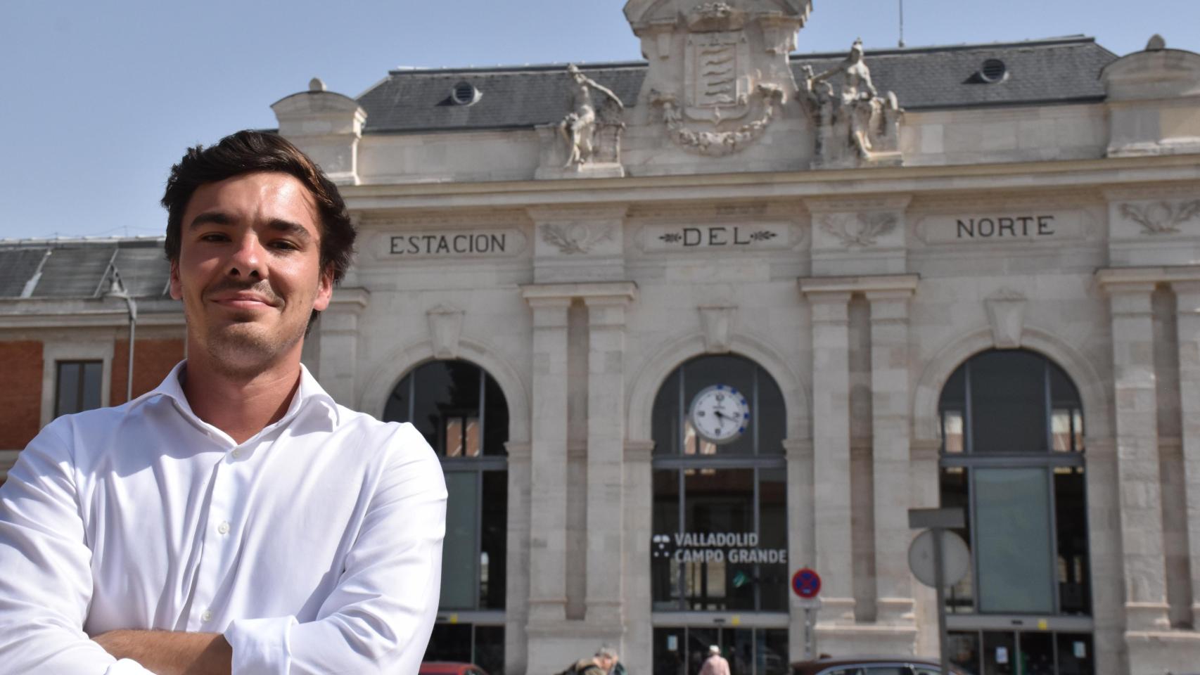 Pablo Faúndez García a las puertas de la estación de Valladolid Campo Grande