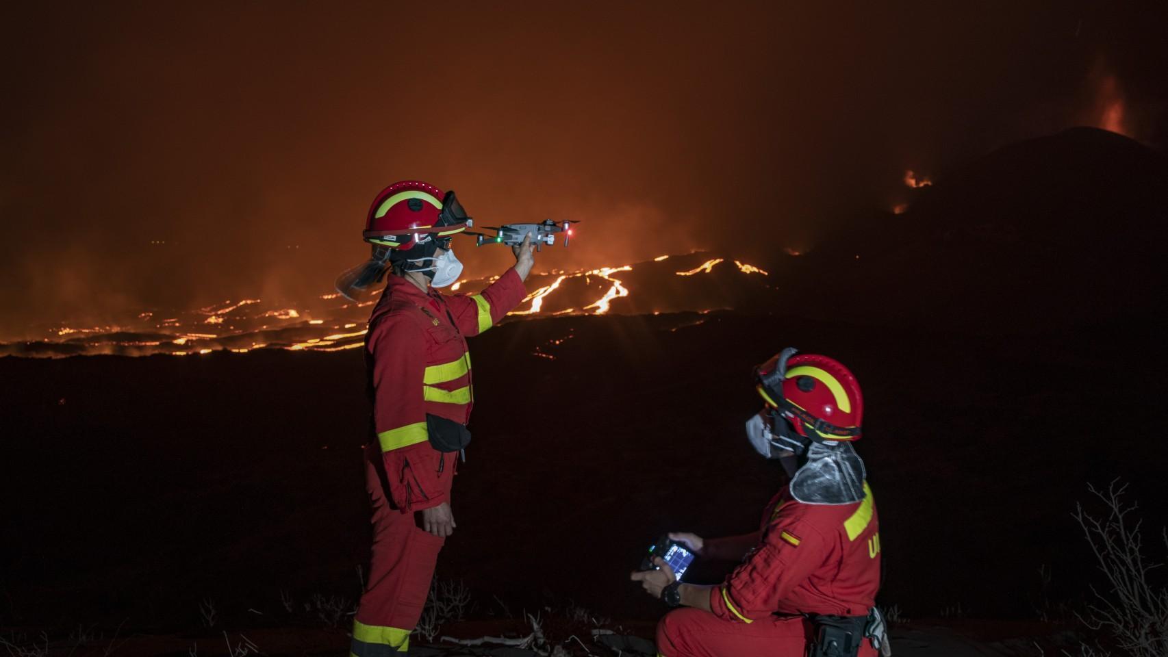 Personal de la UME volando un dron DJI