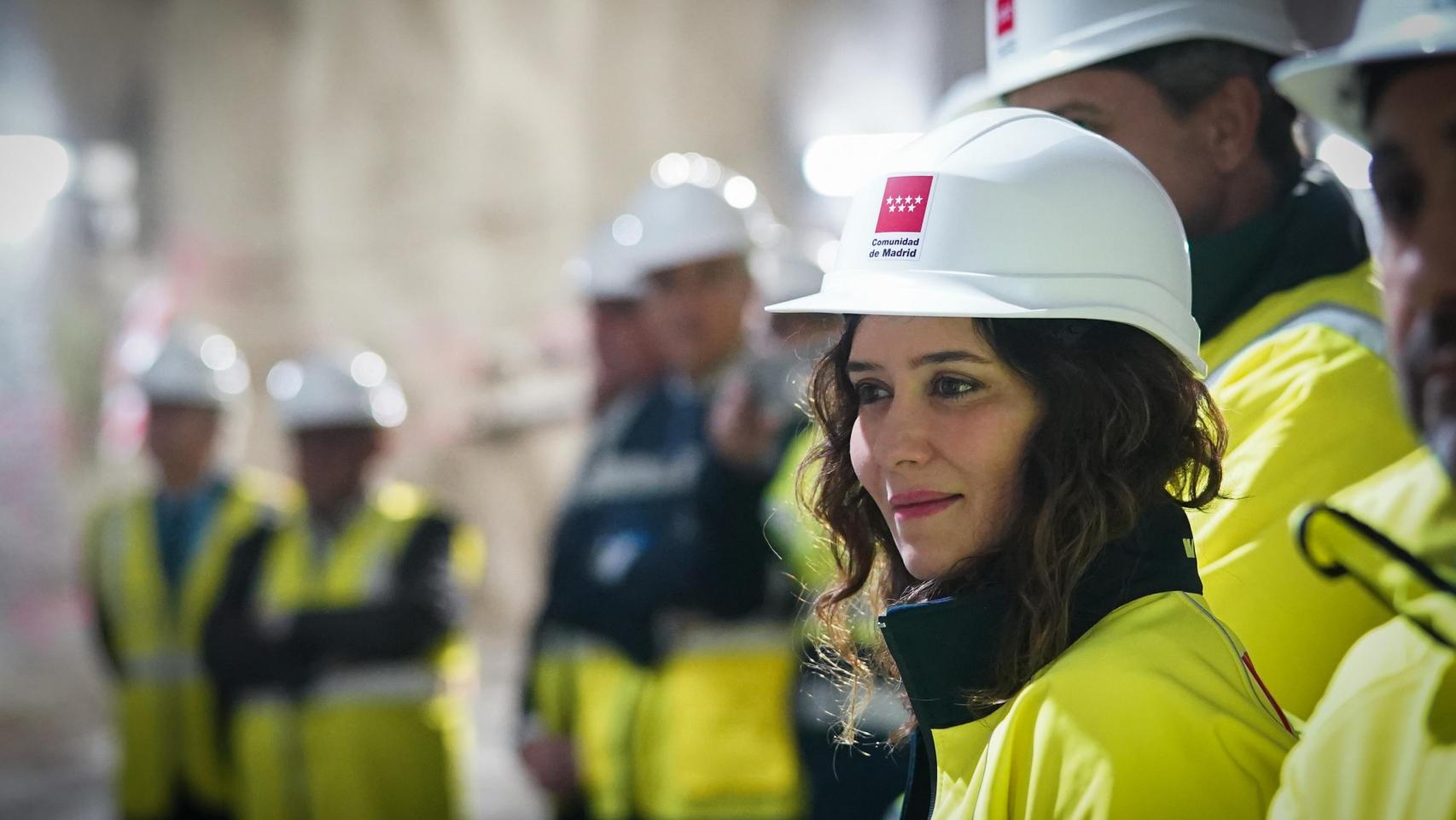 Isabel Díaz Ayuso visita las obras de una línea de Metro en Madrid.