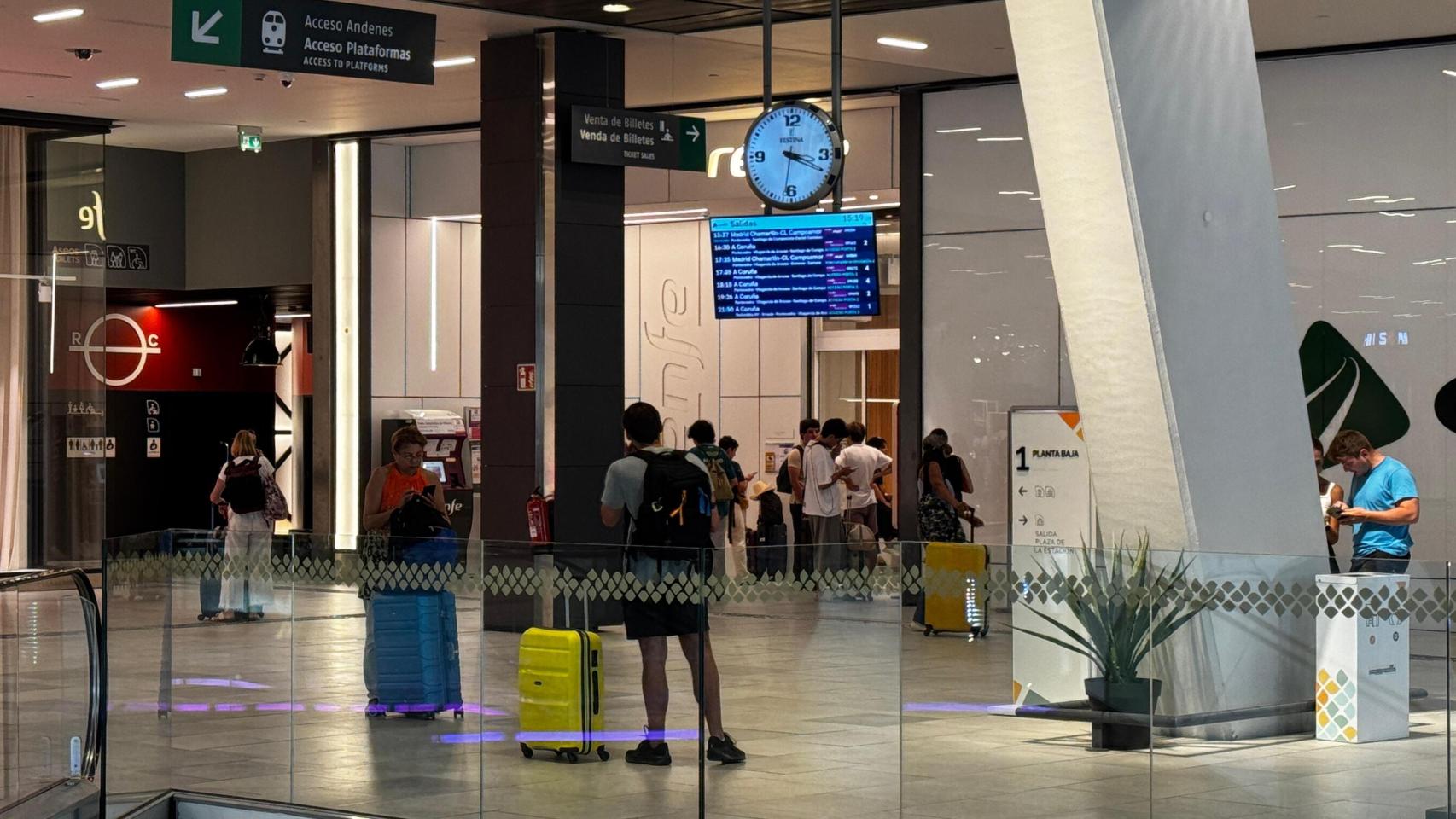 Viajeros en la estación de Vigo este jueves