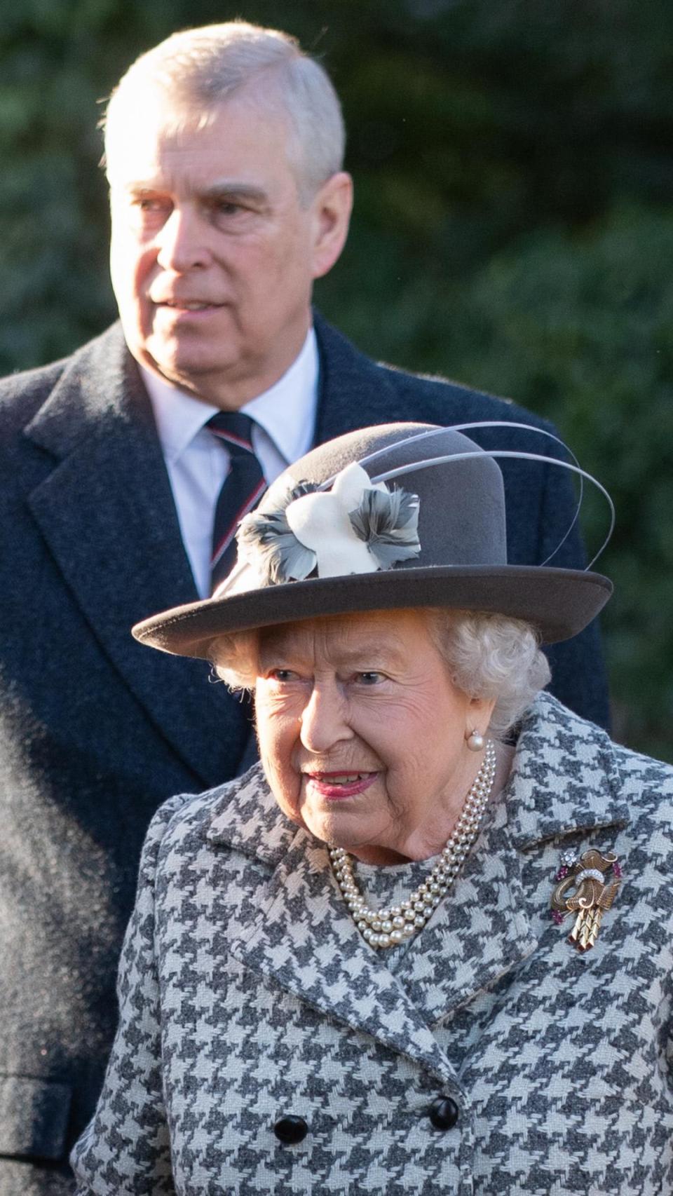 Según Andrew Lownie, la reina Isabel II de Inglaterra fue cómplice de sus hijos en su corrupción financiera.