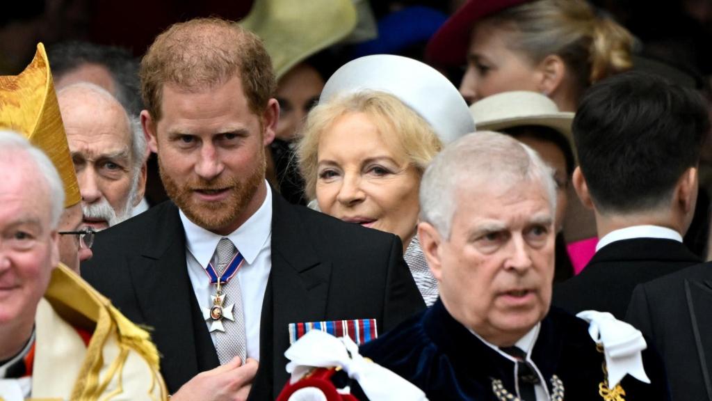 El príncipe Andrés, con el príncipe Harry, en una imagen de archivo.