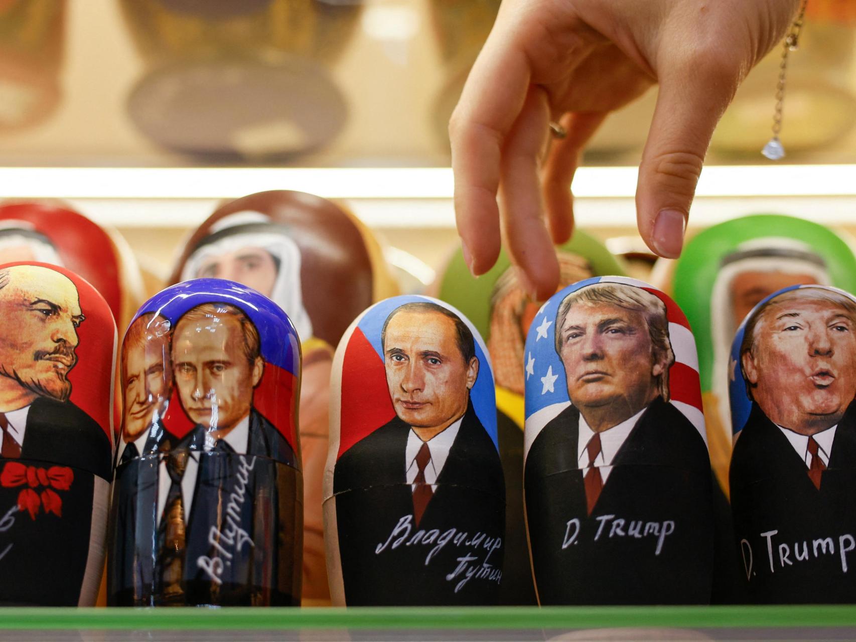 Recuerdos del presidente ruso Putin y del presidente estadounidense Trump a la venta en Moscú.