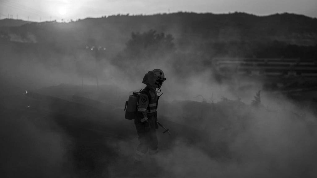 Un bombero durante las labores de extinción del incendio del municipio de Monterrei (Ourense).