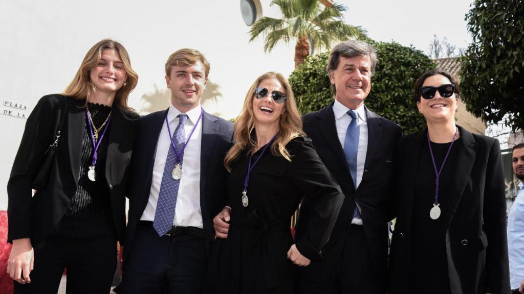 Amina junto a sus padres, su hermano y Bárbara Mirjan en Sevilla. Semana Santa 2023.