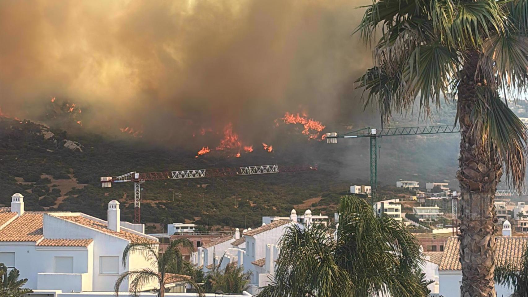 Vista del incendio declarado en la Sierra de la Plata de Tarifa.