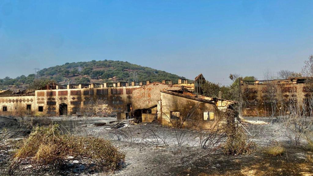 Una propiedad calcinada en Villar de Plasencia, uno de los pueblos evacuados.