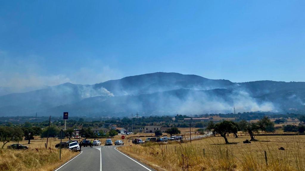 La Guardia Civil cortó la entrada a Oliva de Plasencia desde donde se ve el incendio en la sierra.
