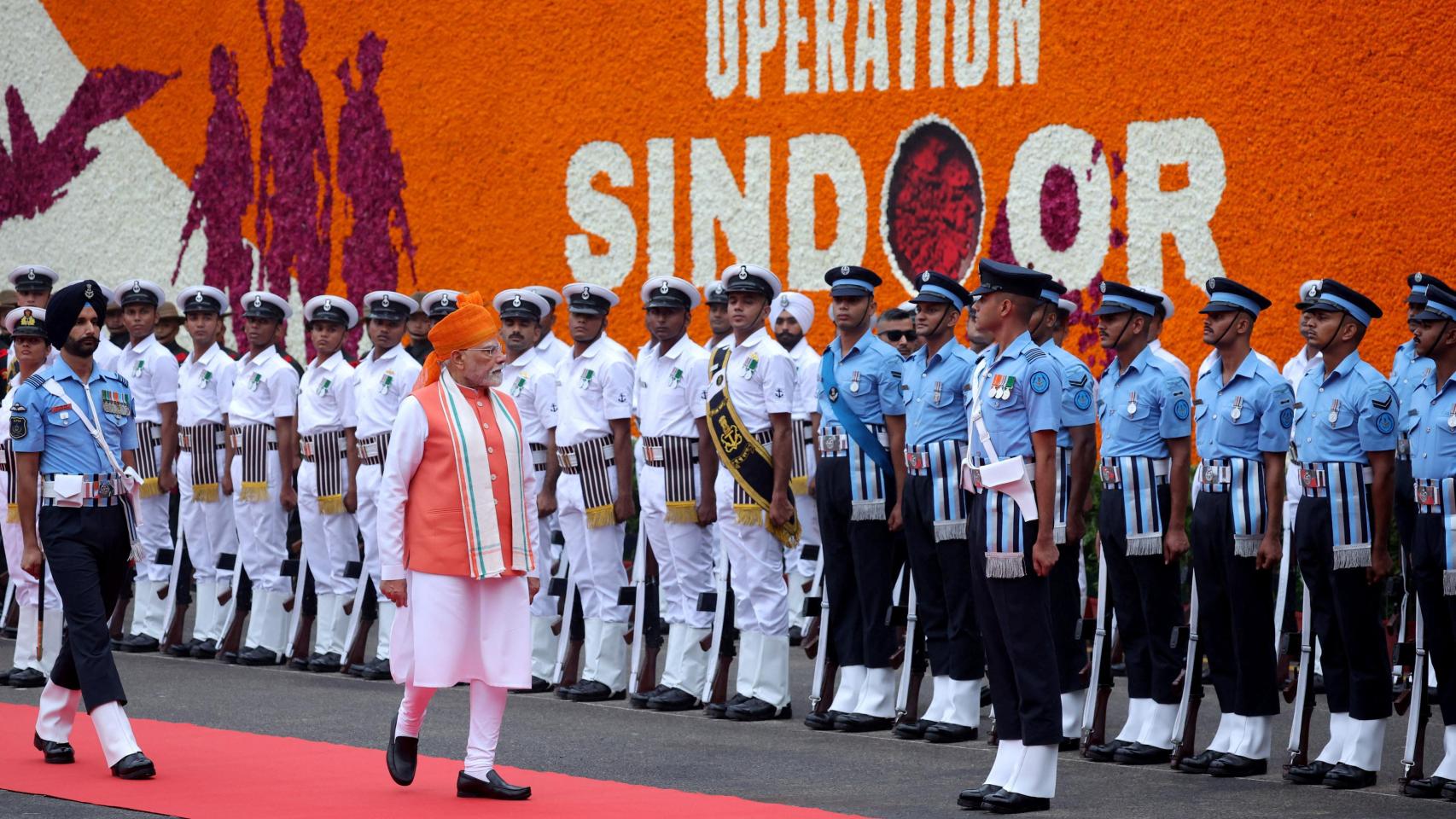 Narendra Modi para revista a la guardia de honor en el Día de la Independencia.