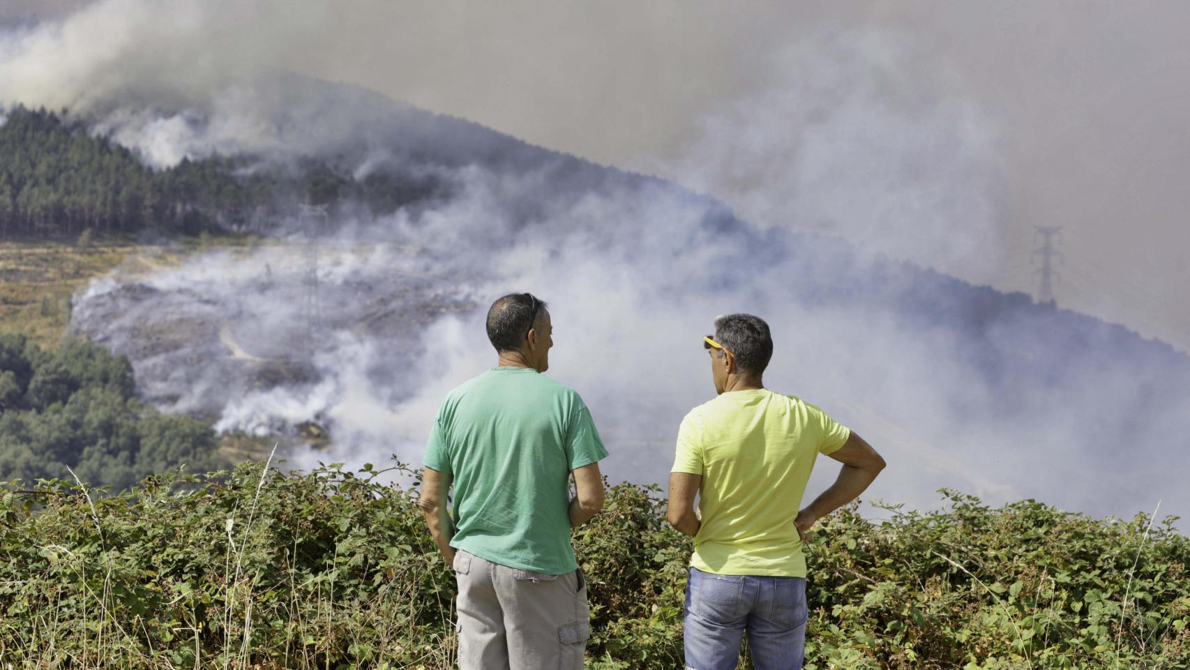 Incendio en la frontera de Galicia y Castilla y León en la localidad zamorana de Castromil