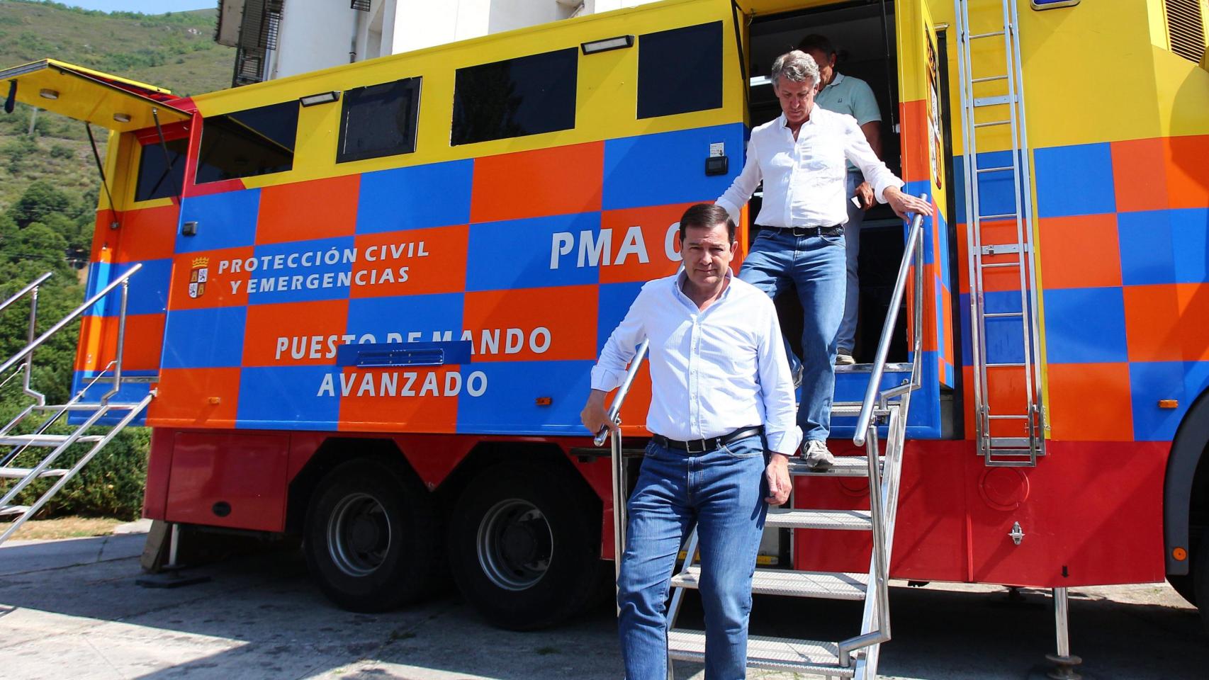 El presidente de la Junta de Castilla y León, Alfonso Fernández Mañueco, junto al presidente de PP nacional, Alberto Nuñez Feijóo, durante su visita al Puesto de Mando Avanzado ubicado en Palacios del Sil (León)