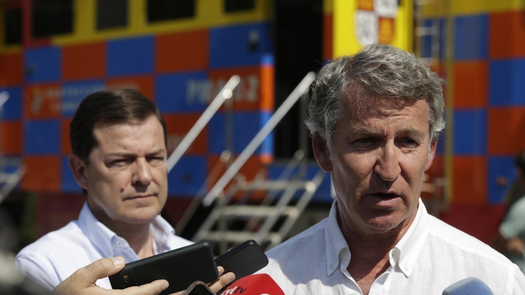 Feijóo y Alfonso Fernández Mañueco, este viernes en el puesto de mando avanzado de Palacios del Sil (León).
