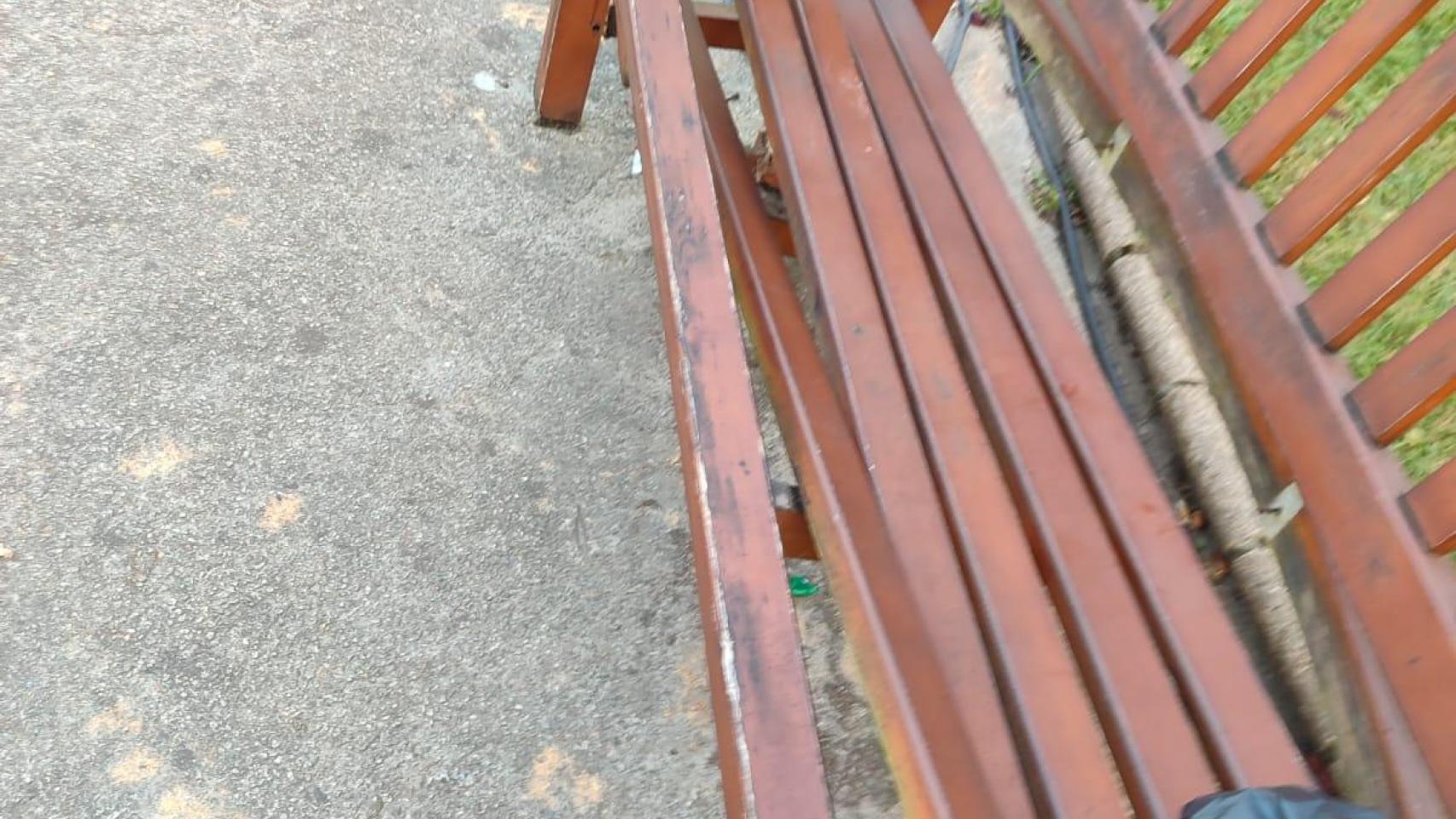 Uno de los bancos vandalizados.