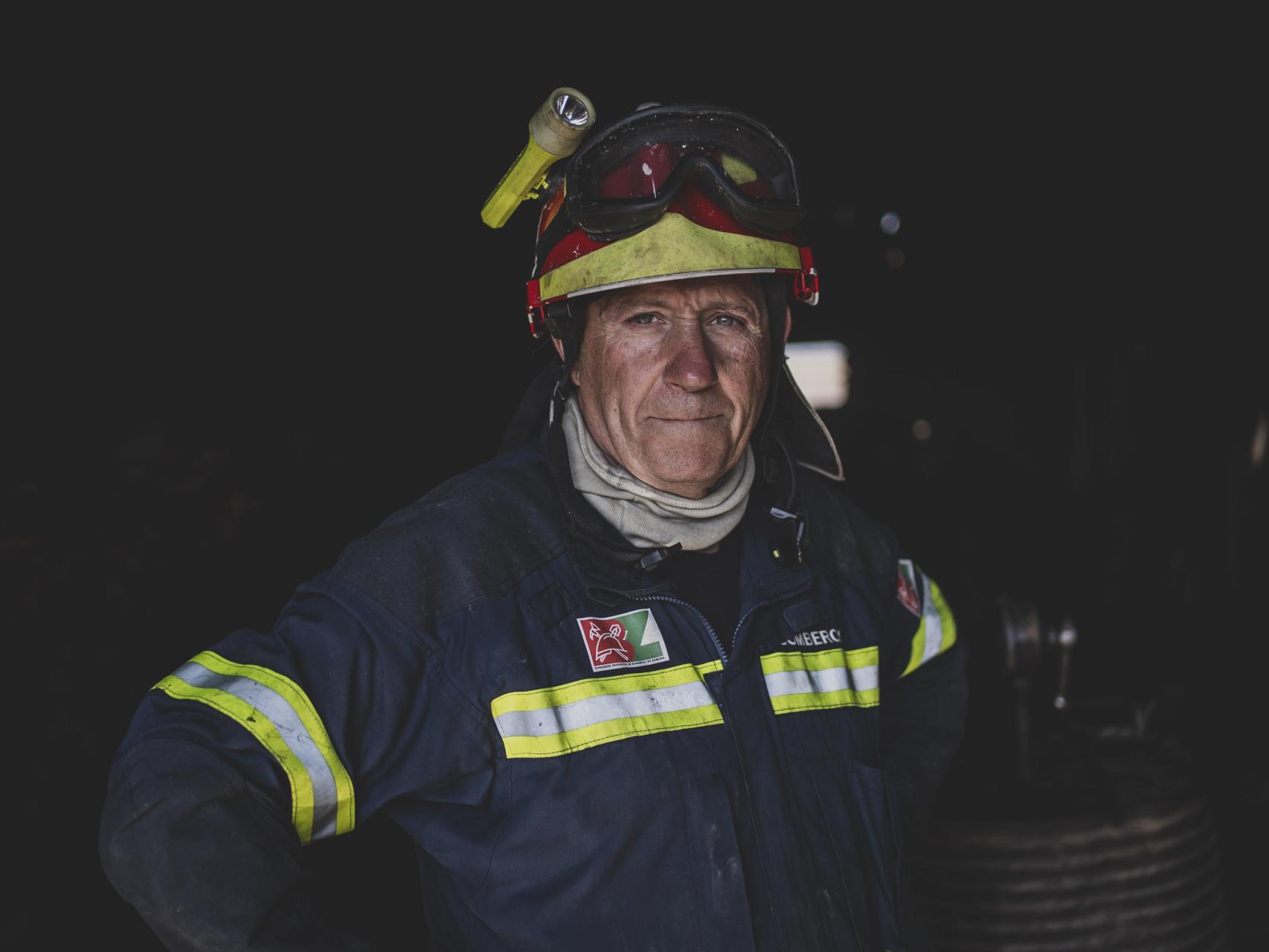 Javier Faúndez, con su uniforme de bombero para apagar los incendios de Zamora.