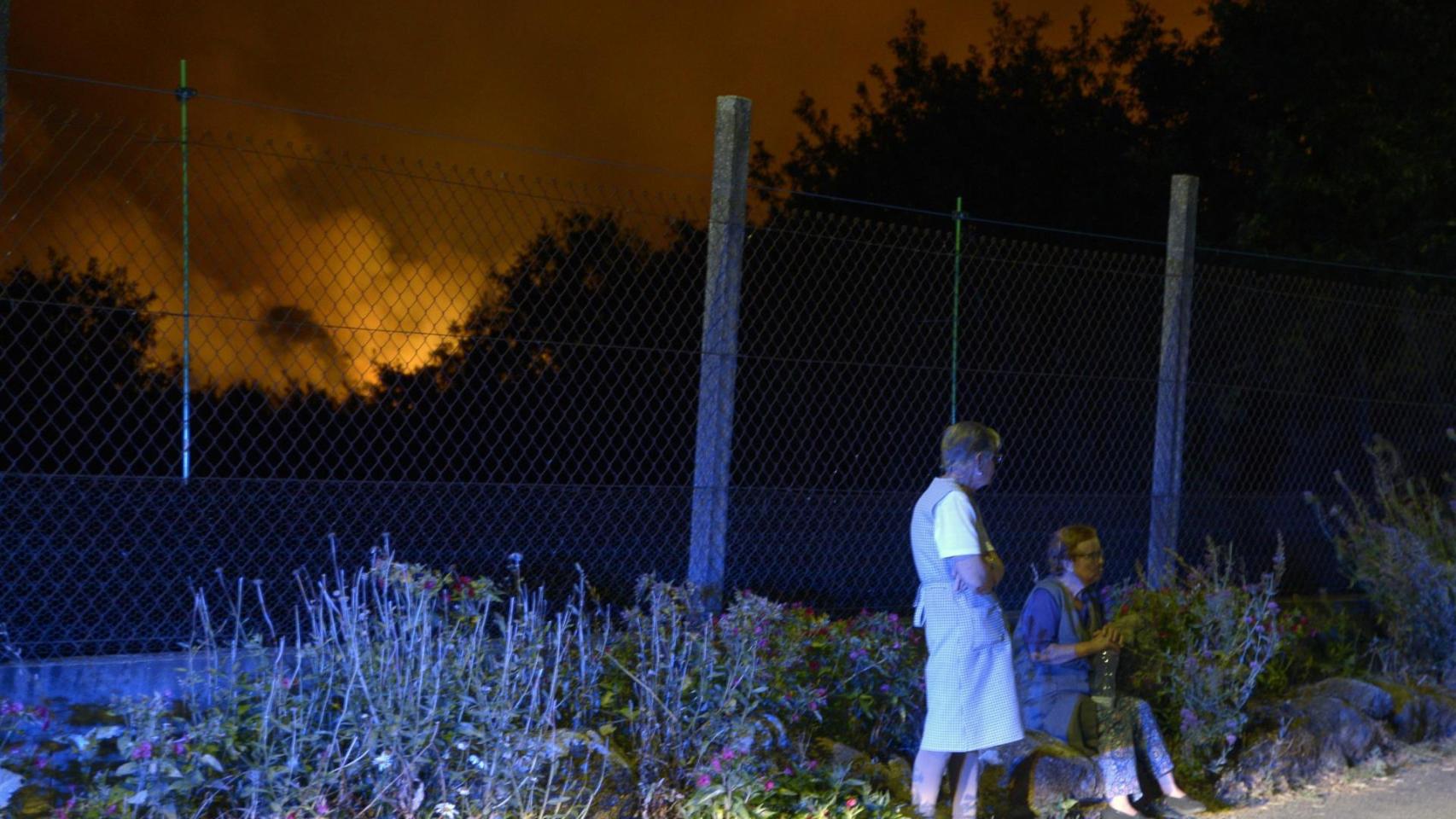Dos vecinas desveladas por la proximidad del fuego a Rebordondo (Cualedro).
