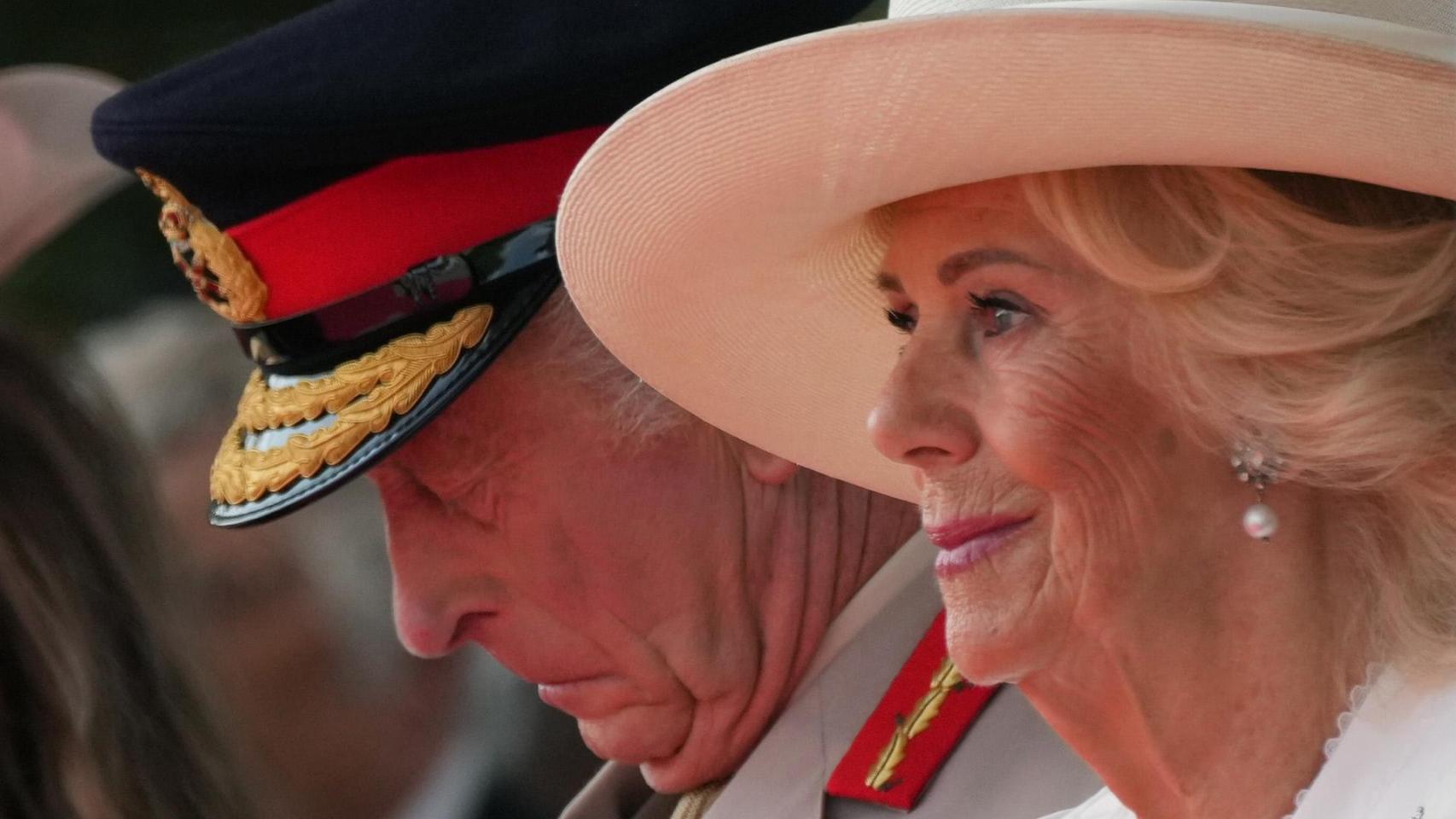 El rey Carlos III rompe a llorar en el Servicio Conmemorativo en el National Memorial Arboretum en Staffordshire, organizado por la Legión Real Británica en Alrewas.