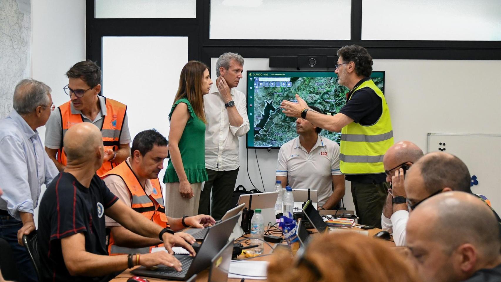 El presidente de la Xunta, Alfonso Rueda, visita el centro de coordinación operativa (Cecop) provincial para hacer el seguimiento de la situación de los incendios