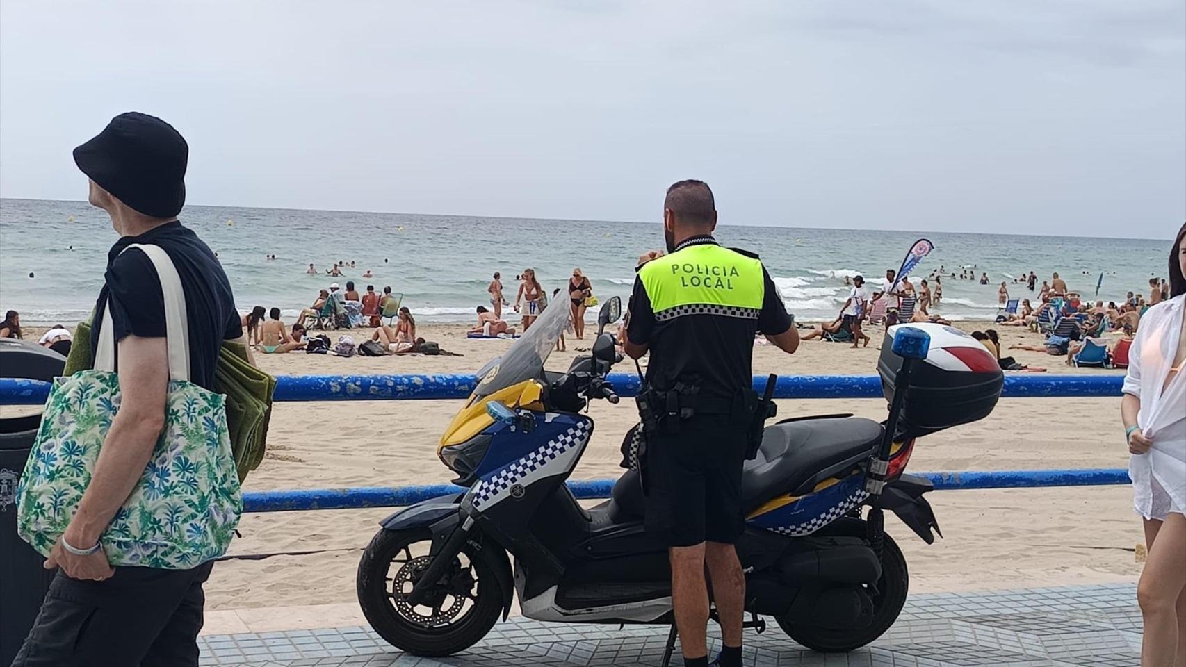 Policía Local en una playa de Alicante.