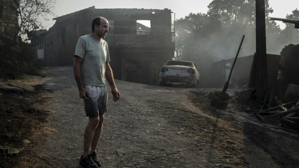 Manuel García, vecino de la localidad de A Caridade, en el municipio de Monterrei (Ourense), ha perdido las propiedades que había construido durante toda una vida por el incendio.