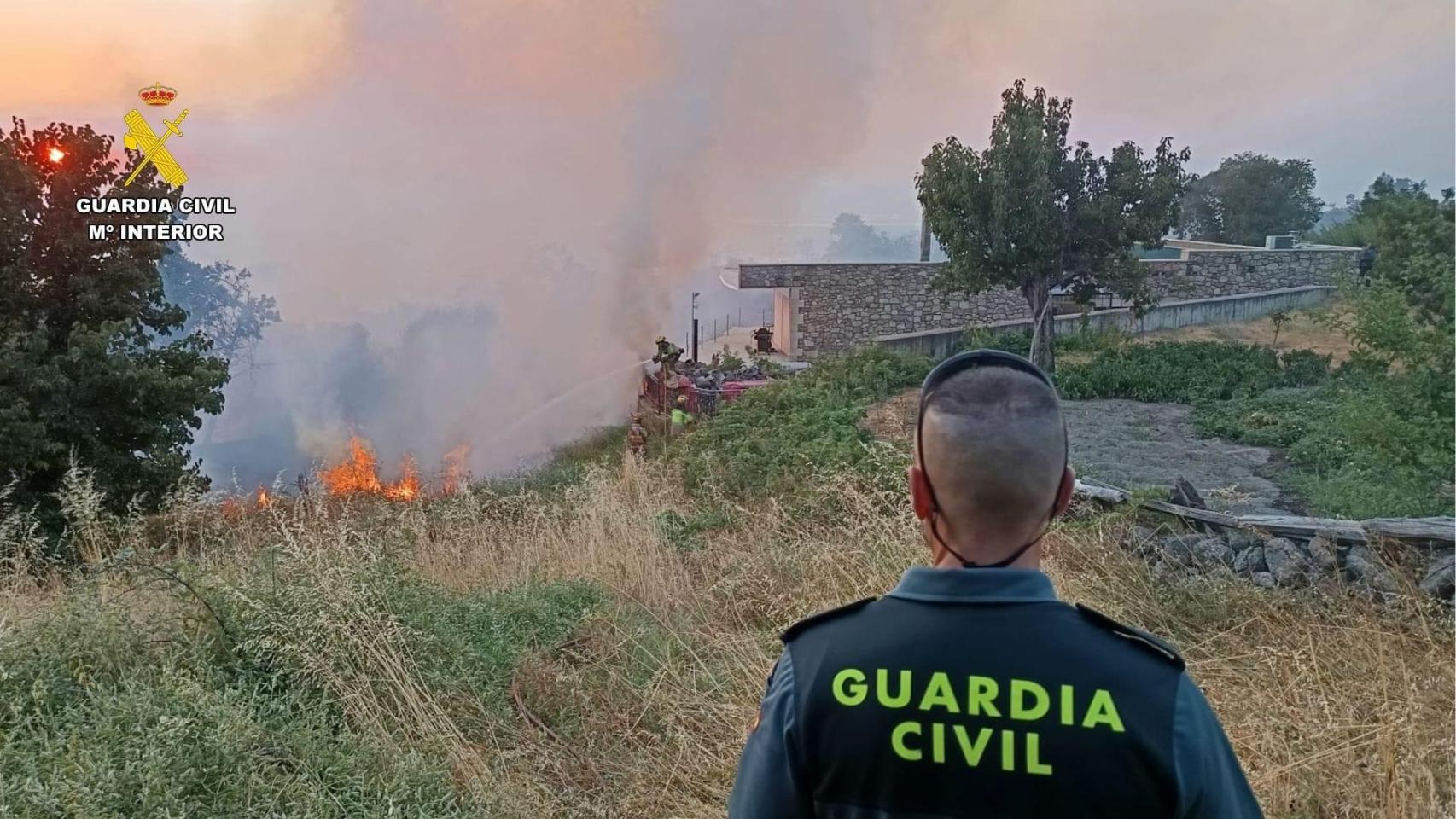 Un agente de la Guardia Civil, en el operativo del incendio de Jarilla (Cáceres).