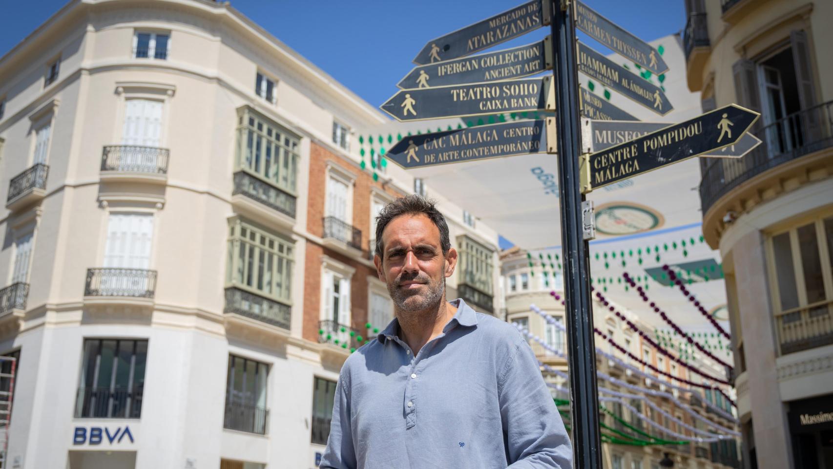 Javier Frutos, presidente de Mahos, al inicio de la calle Larios de Málaga.