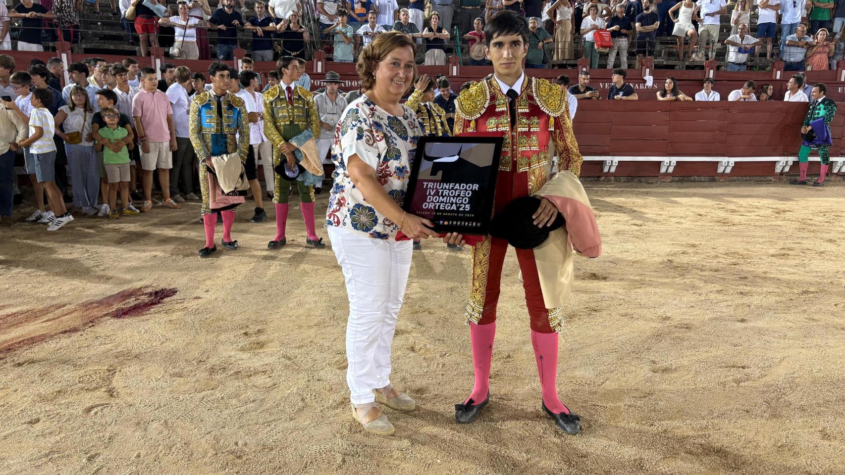El novillero Raúl Caamaño y la presidenta de la Diputación de Toledo, Conchi Cedillo.