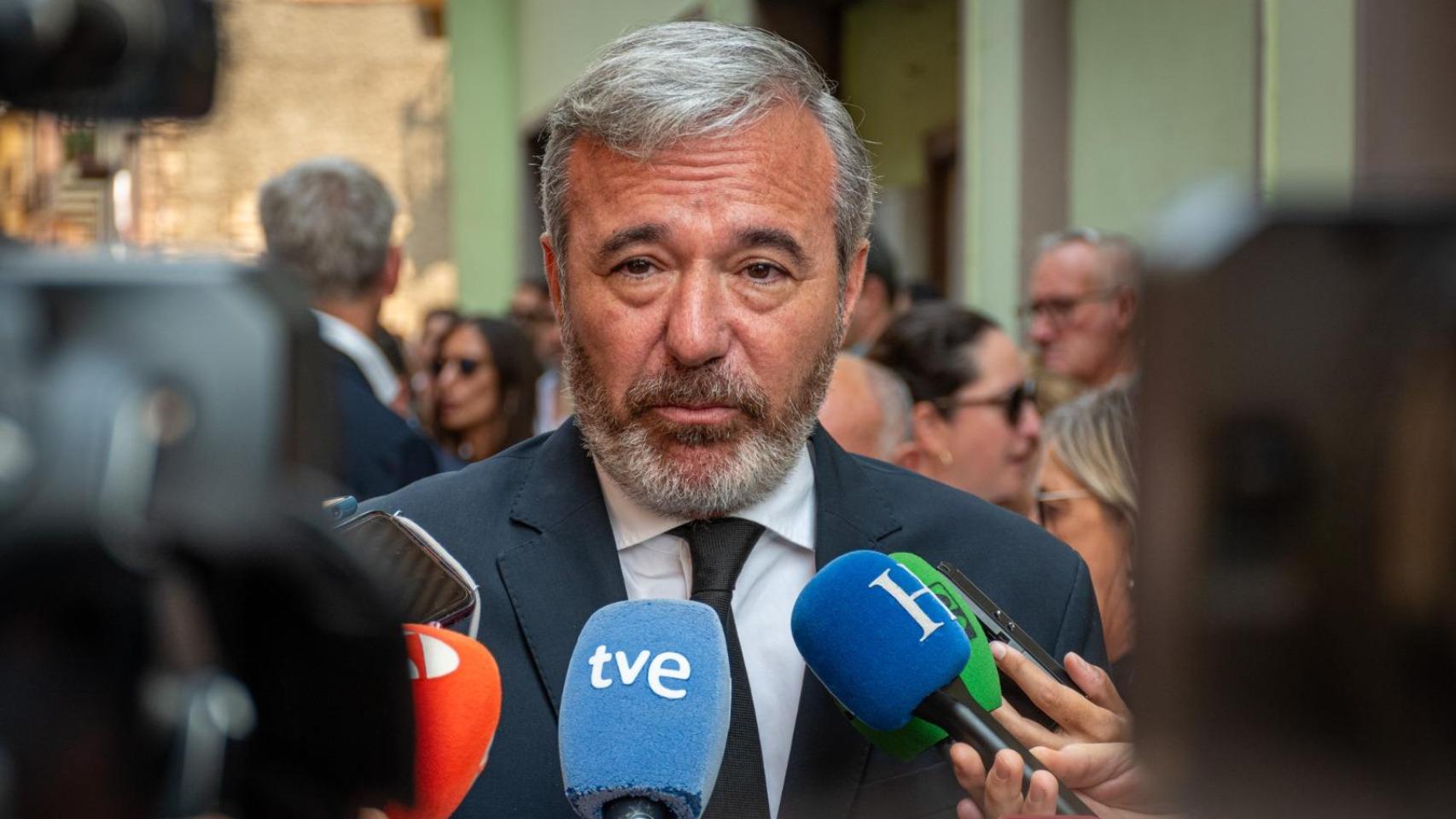 Azcón atiende a los medios en la despedida de Javier Lambán.