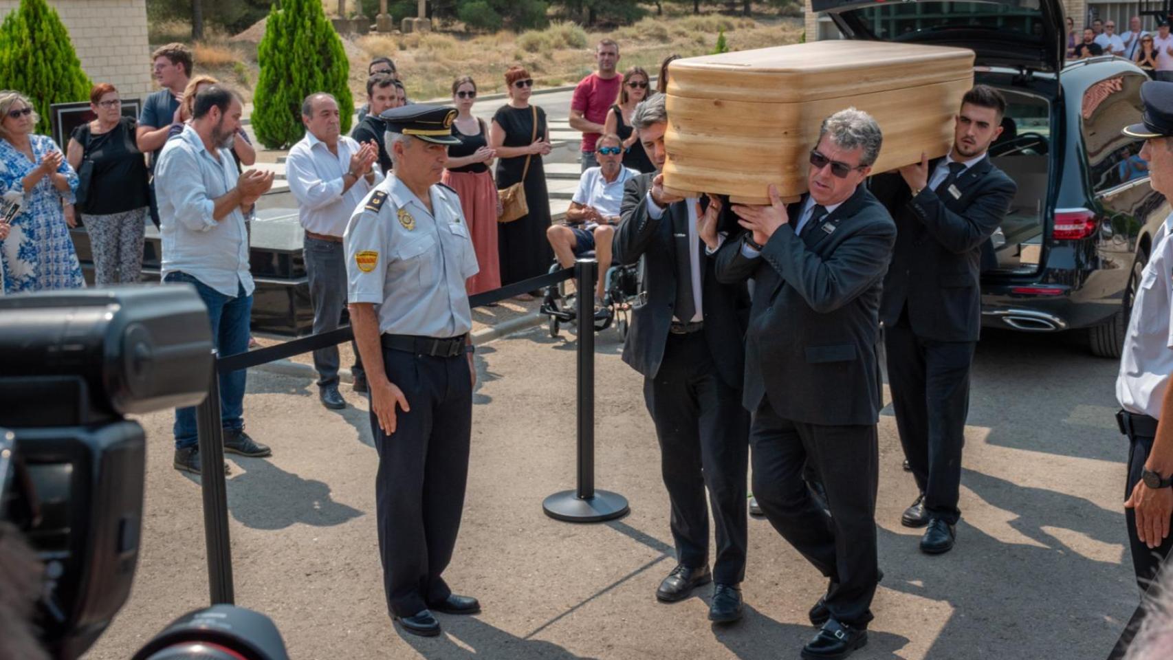 El féretro con el cuerpo de Lambán, a su llegada a la ceremonia civil.