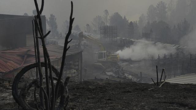 Empresa Autoneum, en el polígono industrial del municipio de A Rúa, muy afectada por el incendio inicado hace dos días en el municipio de Larouco.