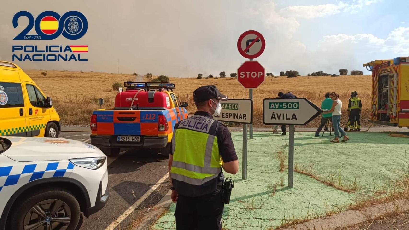 La Policía Nacional durante el desalojo de Urraca-Miguel por el incendio forestal em Herradón de Pinares.