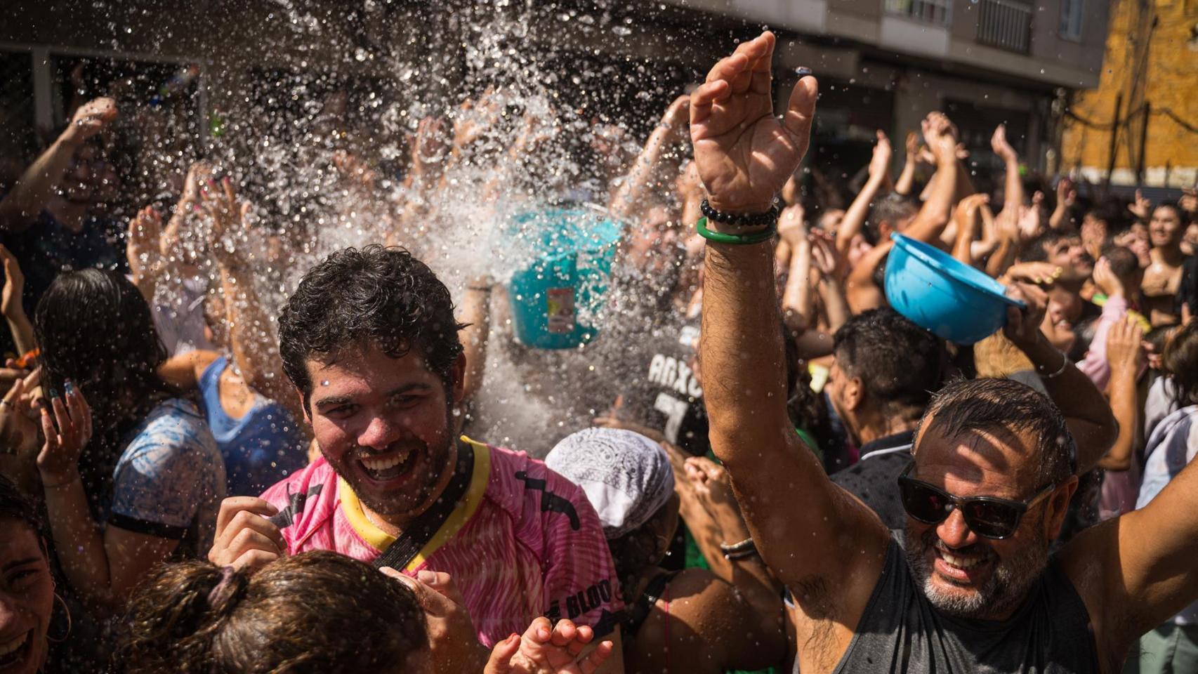 Varias personas disfrutan de los festejos.