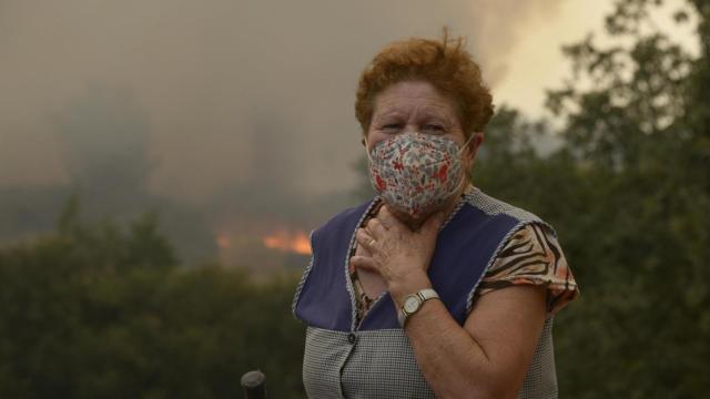 Vecinos y vecinas de Vilela mientras se acercan las llamas a la localidad de Vilela.