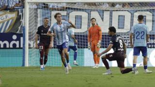 Adrián Niño celebra el gol del empate del Málaga CF contra el Eibar.