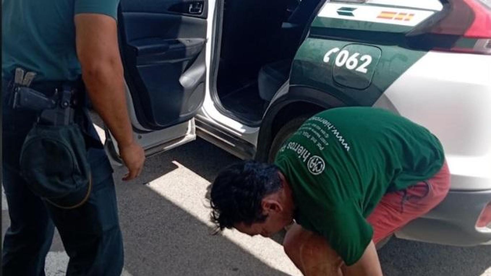 La Guardia Civil, junto al hombre rescatado en La Puebla del Río.
