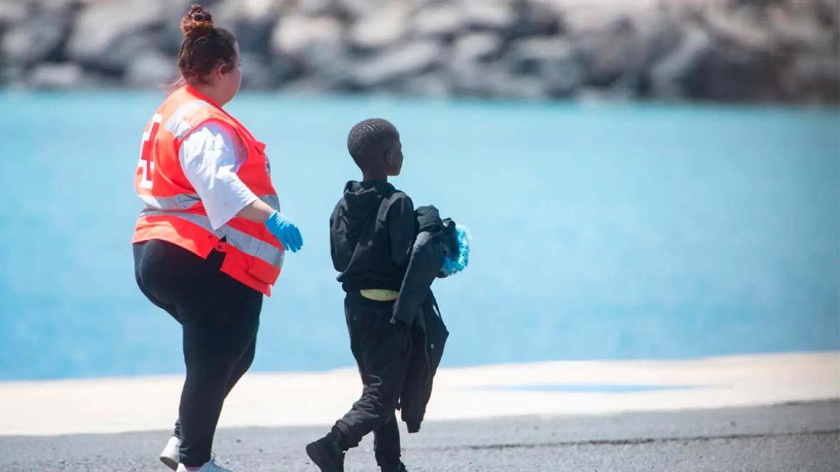 Canarias activa la contingencia migratoria y avisa de quela Fiscalía intervendrá si no hay reparto de menores