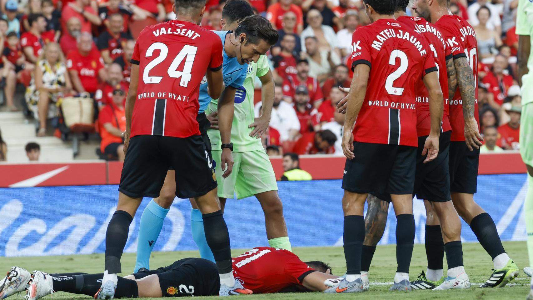 Raíllo, tendido en el suelo tras el pelotazo de Lamine.