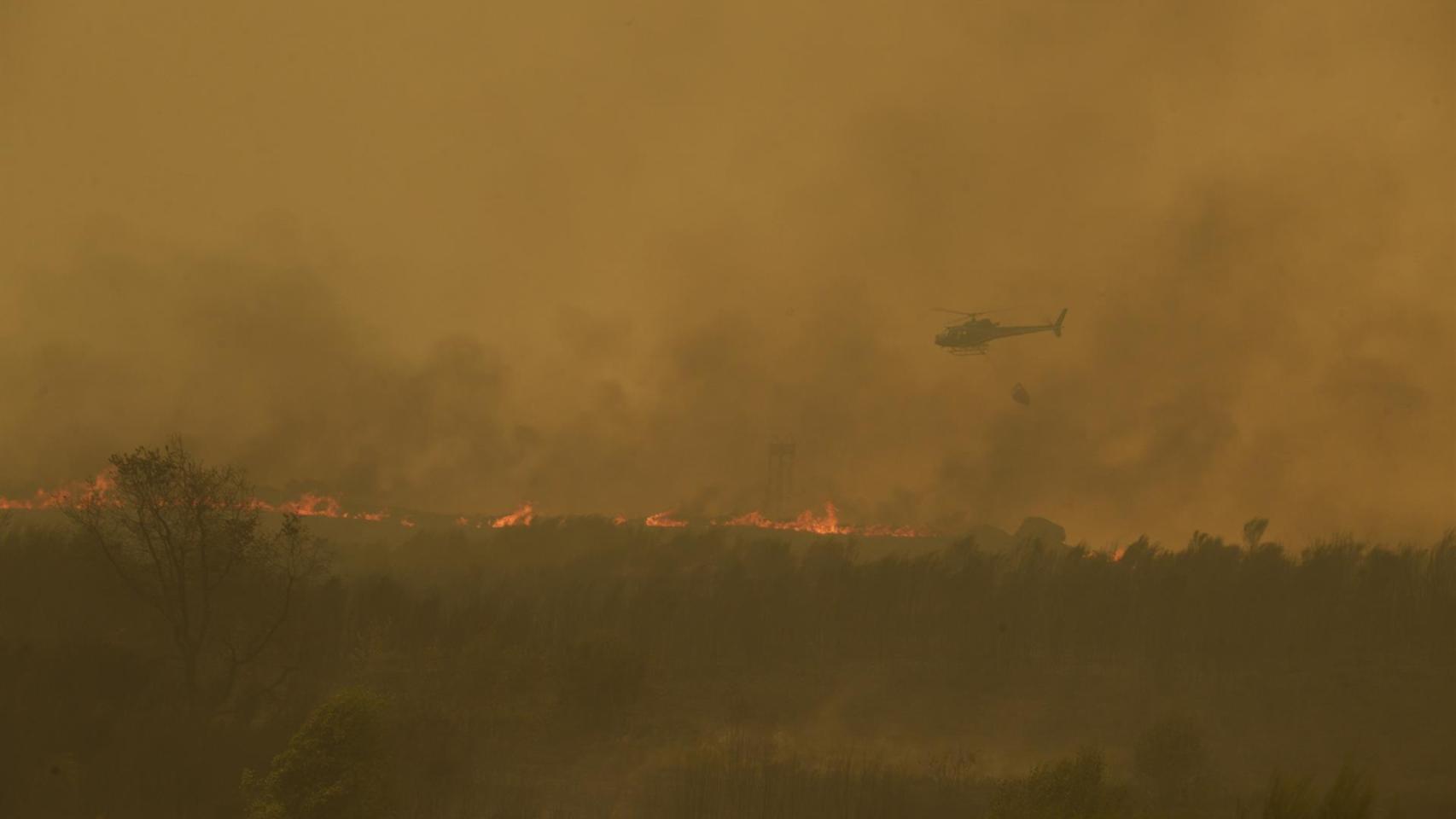 Extinción del fuego en la carretera de acceso a la población de Cualedro, a 15 de agosto de 2025, en Cualedro, Monterrei, Ourense, Galicia (España).