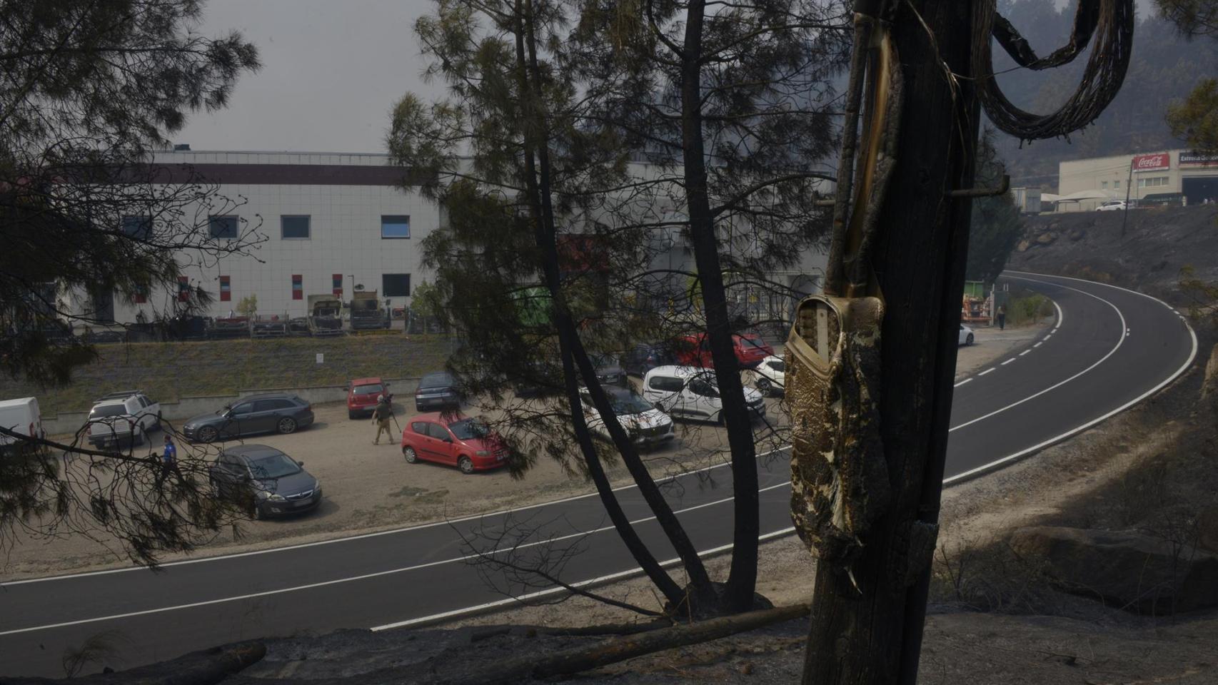 Vista de la Empresa Autoneum asedidada por el fuego, en A Rúa.