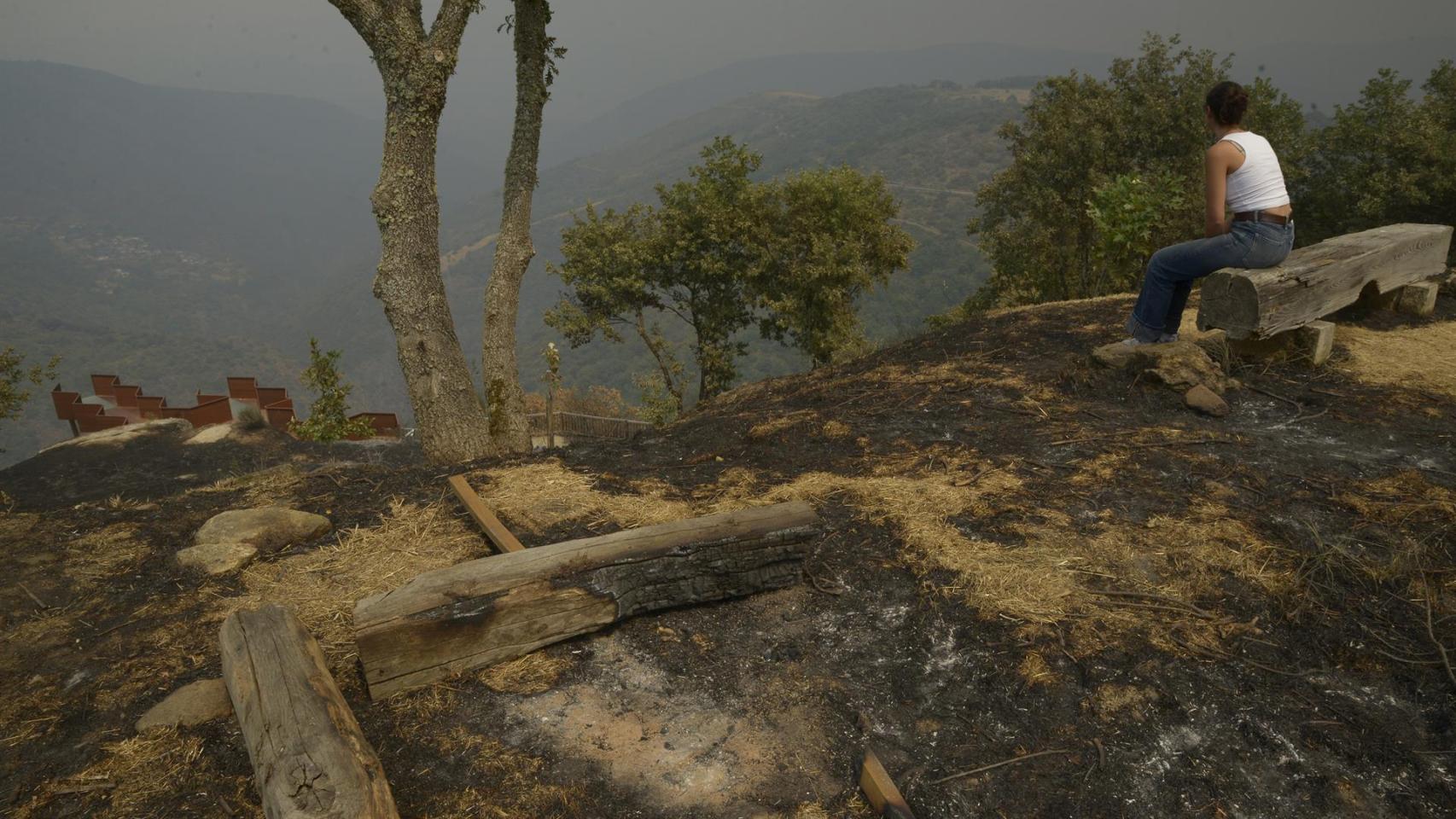 Vecinos contemplan el efecto de los incendios en Ourense.